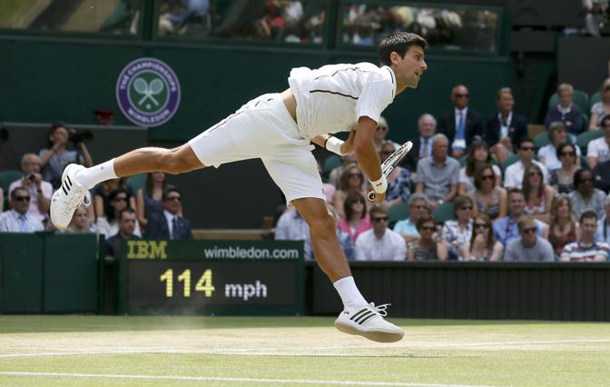 Novak Djokovic, 26 anni, vincitore a Wimbledon nel 2011, spinge al massimo col servizio nella semifinale contro l'argentino Juan Martin Del Potro. Reuters